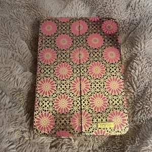 Tarte palette includes : eyeshadow, blush, bronzer and eyeliner. Check details.